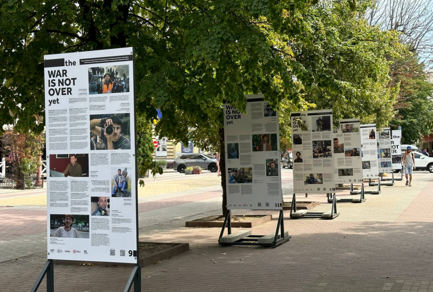 "Війна ще не закінчилась": виставку про злочини Росії проти журналістів вперше показали у Хмельницькому