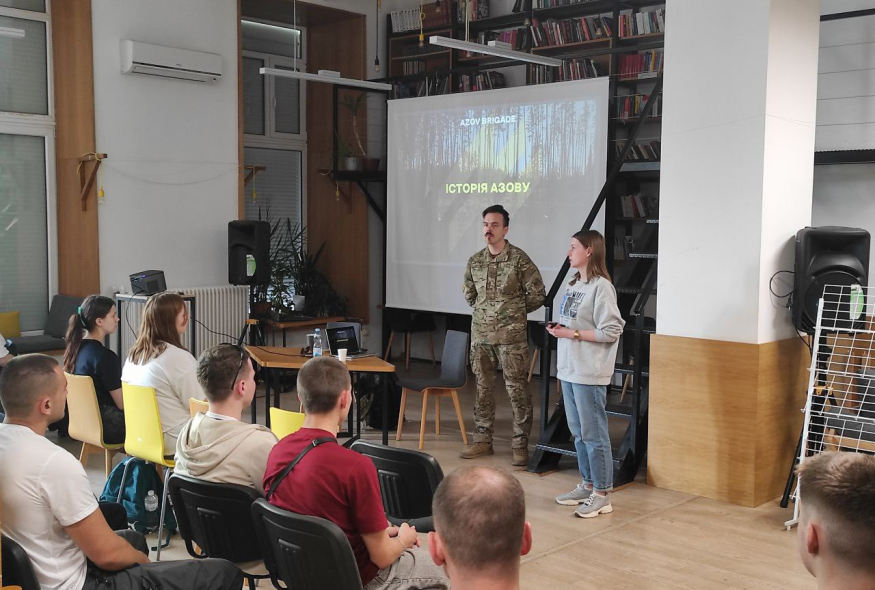 Військовий і письменник Павло Дерев’янко зустрівся з одеськими курсантами в межах проєкту 