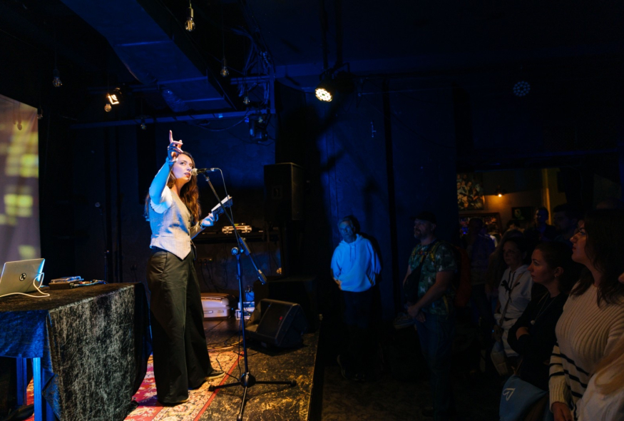 Світити одне одному в темряві