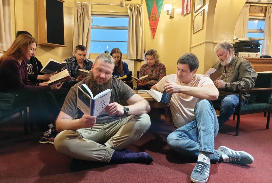 Від авторів до Антарктики: Український ПЕН передав книги на станцію"Академік Вернадський"