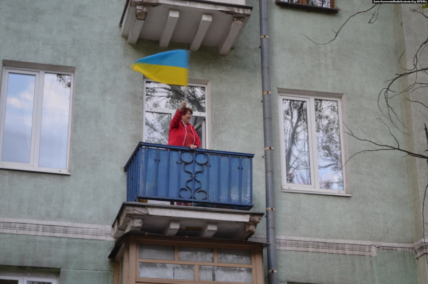 Жінка вітає учасників українського маршу в Донецьку. 28 квітня 2014 р. Фото: Дар’я Куренная