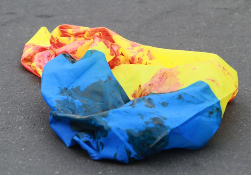 Закривавлений прапор у Донецьку. 28 квітня 2014 р. Фото: Сергій Ваганов