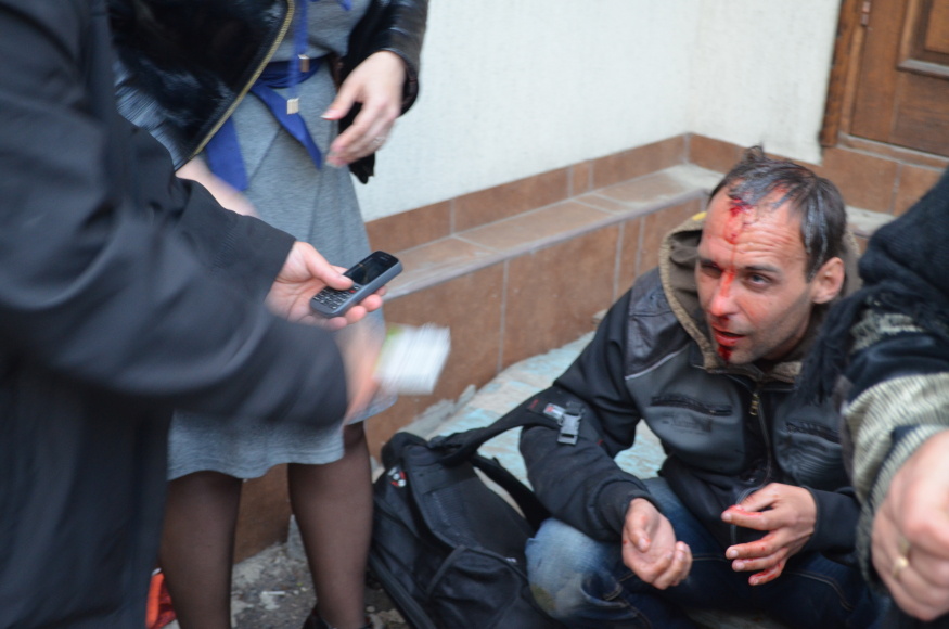 Зірваний український марш у Донецьку. 28 квітня, 2014. Фото: Дар’я Куренная